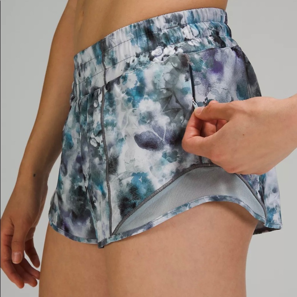 Lululemon Hotty Hot Shorts 2.5” Kaleidofloral - Picture 5 of 7